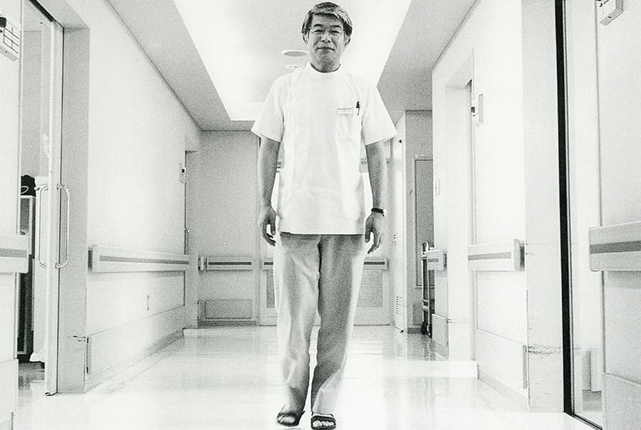 1996年　近森リハビリテーション病院　サンダル履きで颯爽と廊下を歩く